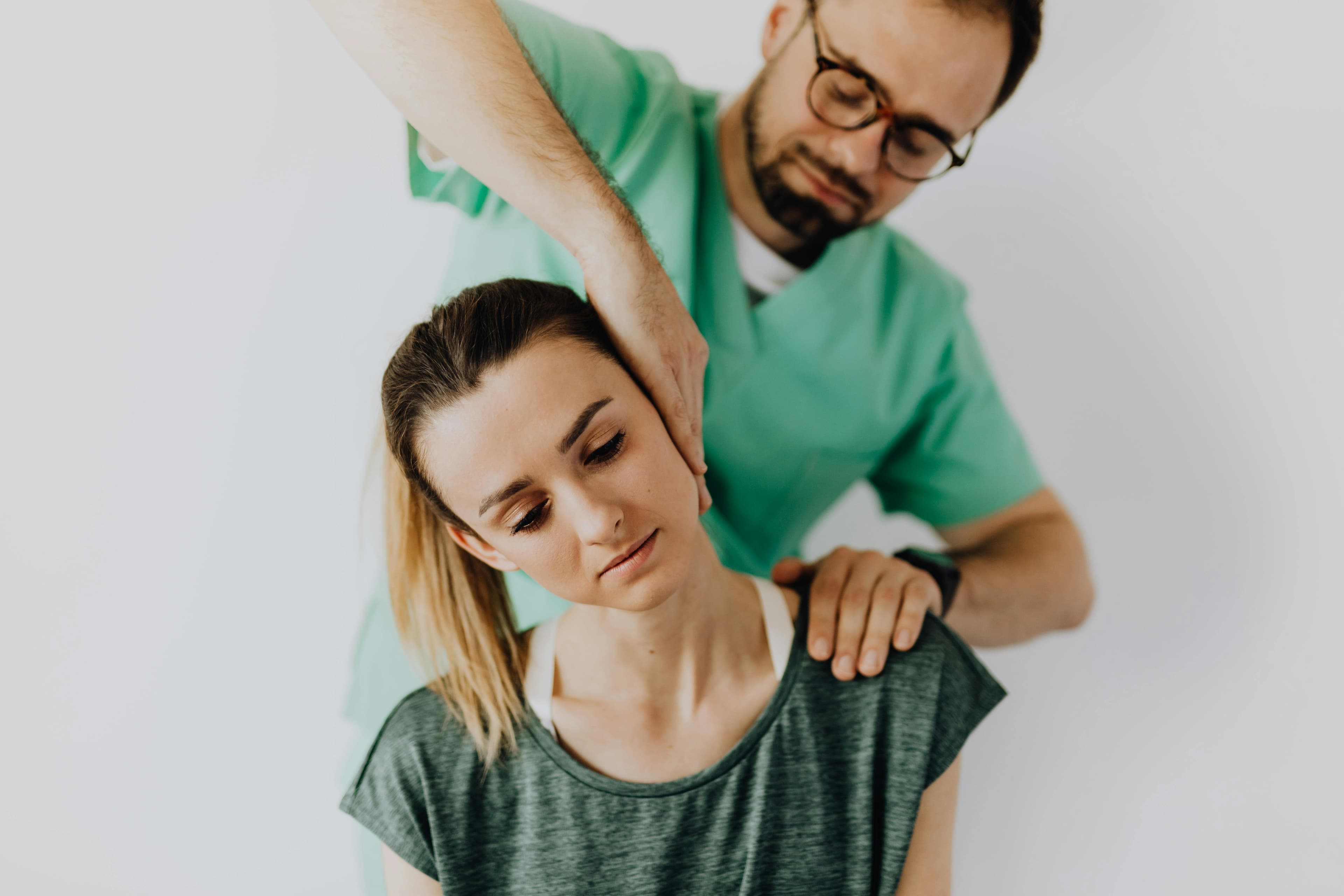 Fisioterapeuta realizando mobilização articular em idoso